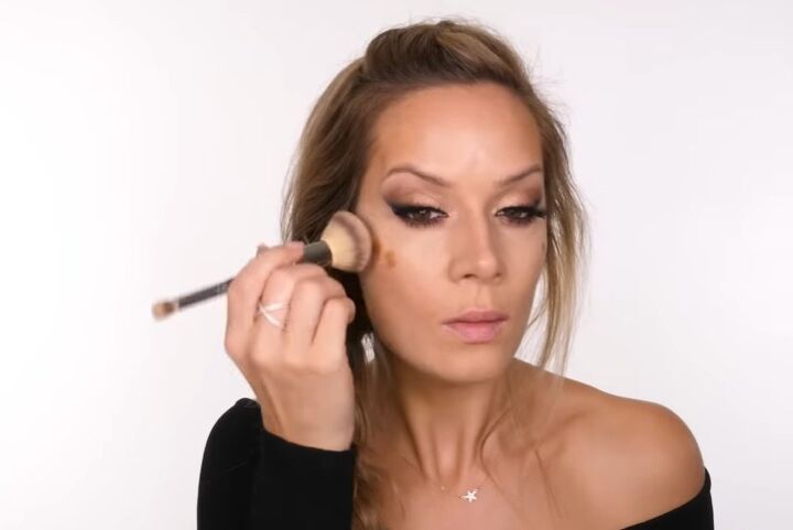 easy cool gold christmas eye makeup tutorial, Adding bronzer