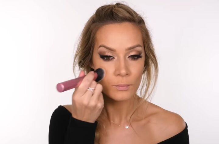 easy cool gold christmas eye makeup tutorial, Adding blush