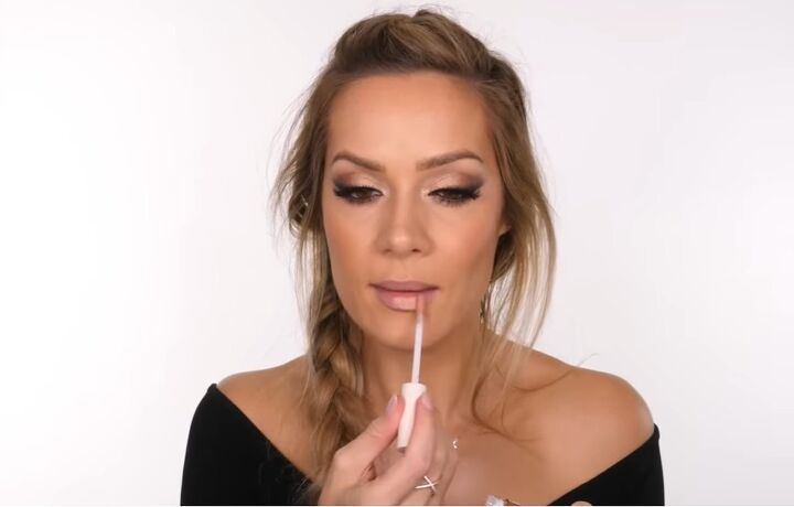 easy cool gold christmas eye makeup tutorial, Appling lip gloss