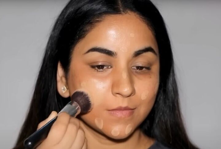 10 super easy concealer hacks for flawless makeup, Applying foundation