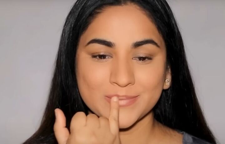10 super easy concealer hacks for flawless makeup, Applying concealer to lips