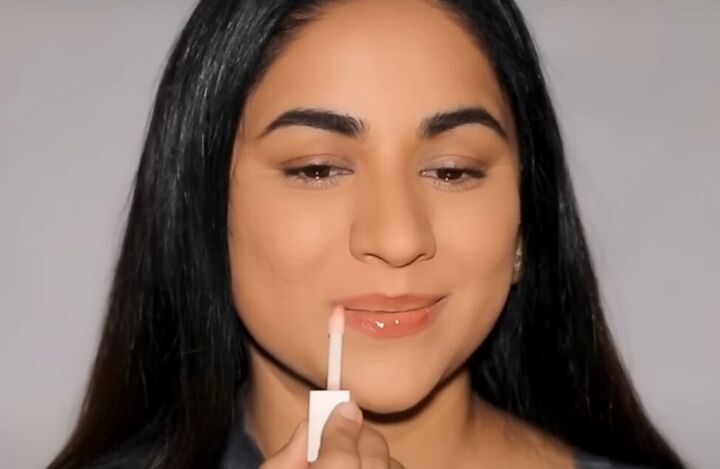 10 super easy concealer hacks for flawless makeup, Applying lip gloss