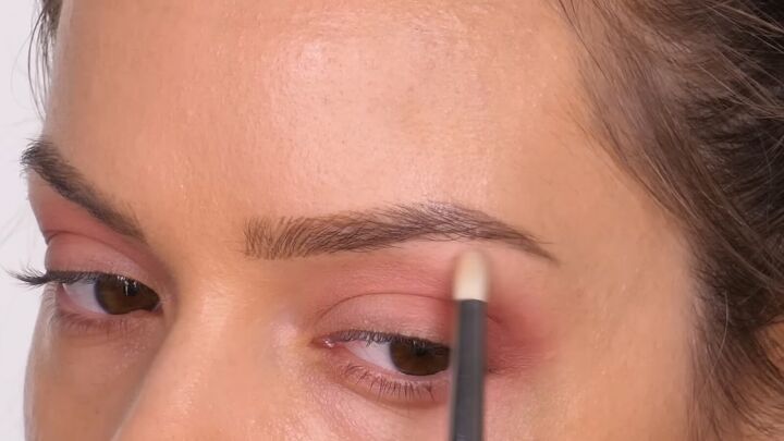 subtle glam holiday makeup tutorial, Applying eyeshadow