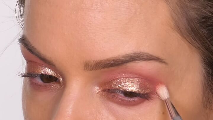 subtle glam holiday makeup tutorial, Applying eyeshadow