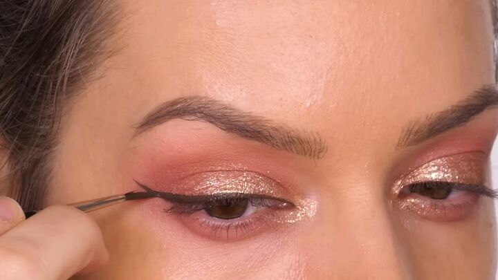 subtle glam holiday makeup tutorial, Applying eyeliner