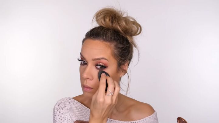 subtle glam holiday makeup tutorial, Applying finishing powder