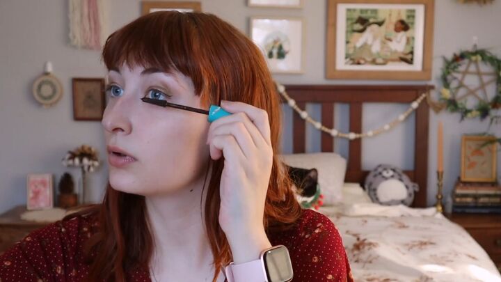 cute and easy christmas party makeup tutorial, Applying mascara