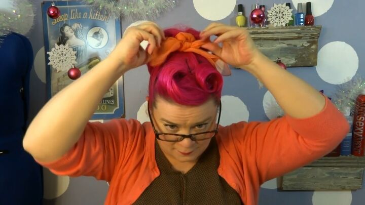 easy vintage christmas hairstyle tutorial, Adding a scarf