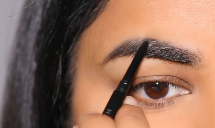 simple inner corner eyeliner tutorial, Filling in brows