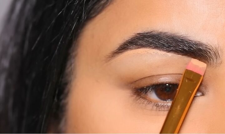 simple inner corner eyeliner tutorial, Applying concealer