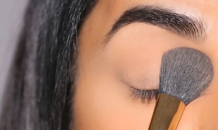 simple inner corner eyeliner tutorial, Applying powder