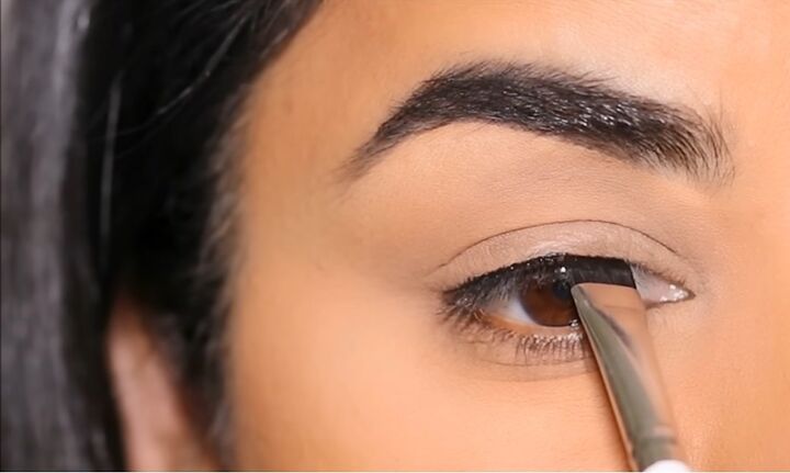 simple inner corner eyeliner tutorial, Aplying eyeliner