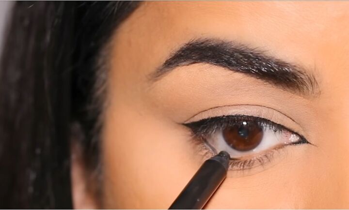 simple inner corner eyeliner tutorial, Applying eyeliner
