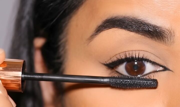 simple inner corner eyeliner tutorial, Applying mascara