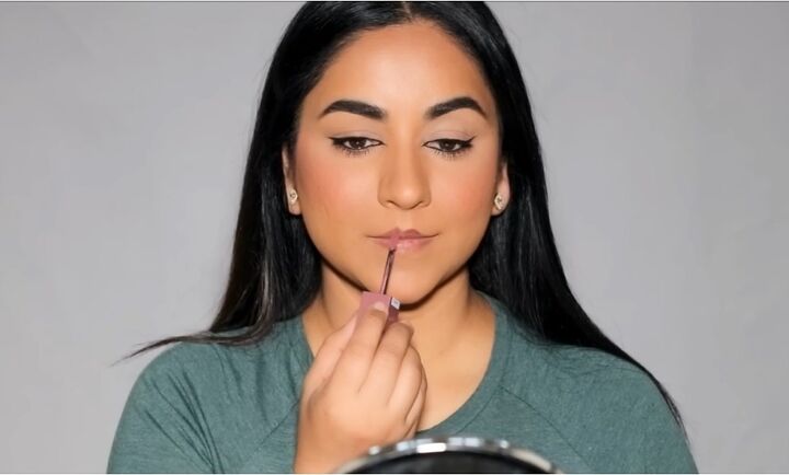 simple inner corner eyeliner tutorial, Applying lipstick