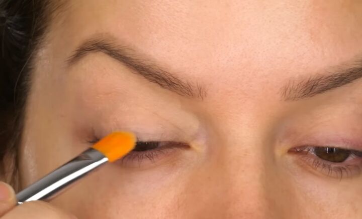 super glam christmas berry eye makeup tutorial, Applying foundation to eyelids