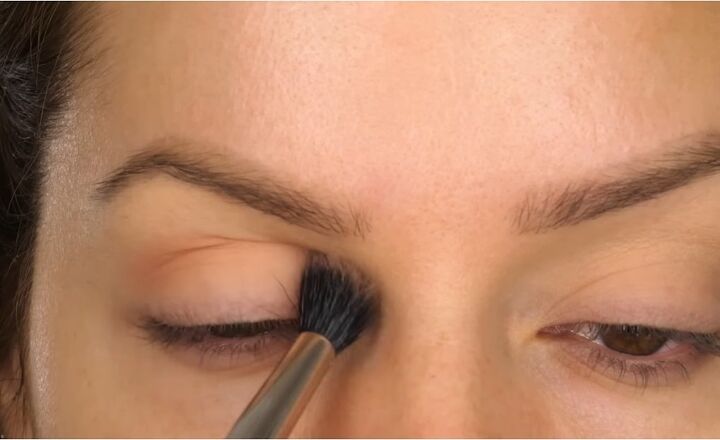 super glam christmas berry eye makeup tutorial, Applying eyeshadow base