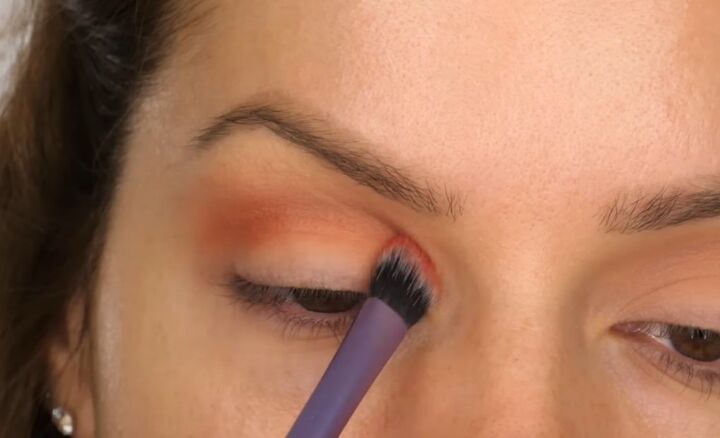 super glam christmas berry eye makeup tutorial, Applying darker eyeshadow
