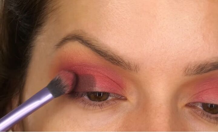 super glam christmas berry eye makeup tutorial, Apply darker berry tones