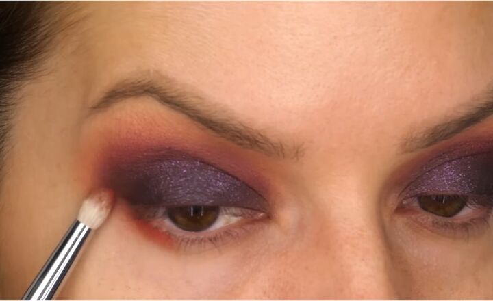 super glam christmas berry eye makeup tutorial, Applying eyeshadow underneath eyes