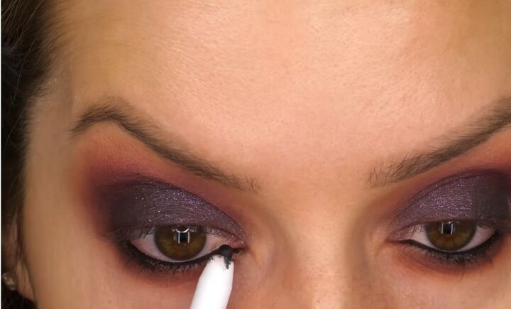 super glam christmas berry eye makeup tutorial, Adding eyeliner