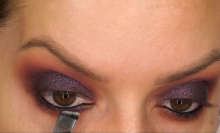 super glam christmas berry eye makeup tutorial, Applying sparkly eyeshadow under the eyes