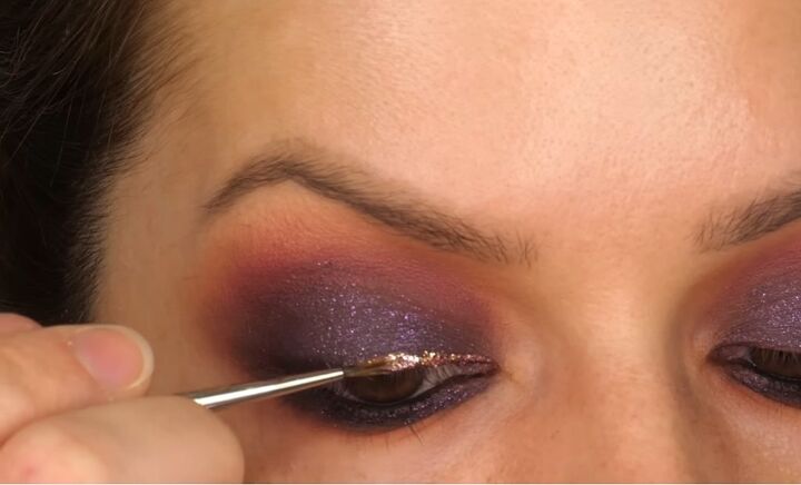 super glam christmas berry eye makeup tutorial, Adding glitter gel