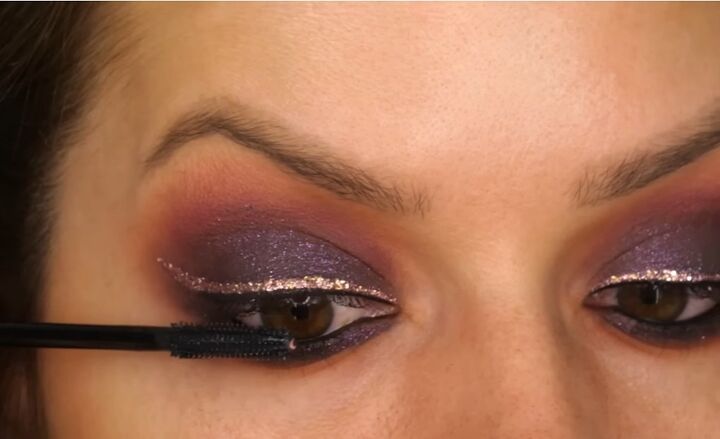super glam christmas berry eye makeup tutorial, Applying mascara