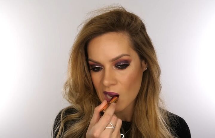 super glam christmas berry eye makeup tutorial, Applying lipstick