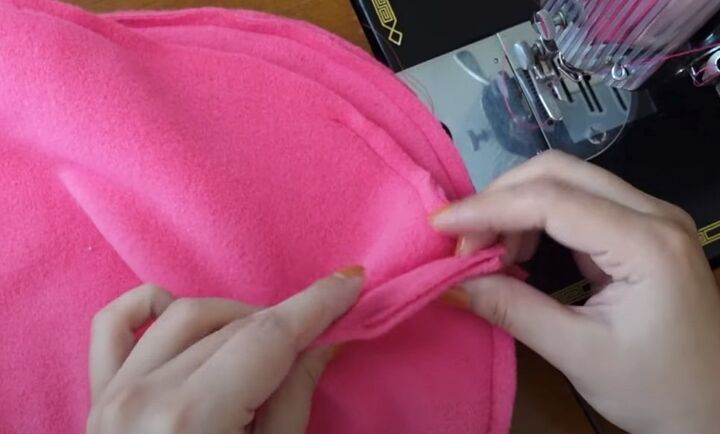 super easy diy gift how to sew a beanie, Adding a dart