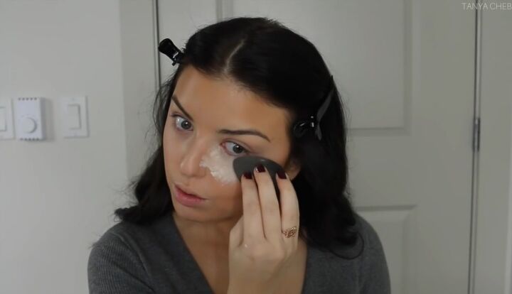 festive bold red lip and glitter eyeliner makeup tutorial, Applying setting powder