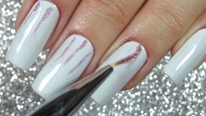 easy 3 step white glitter christmas nails tutorial, Adding glitter stripes