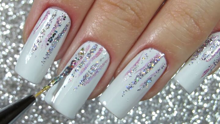 easy 3 step white glitter christmas nails tutorial, Adding glitter stripes