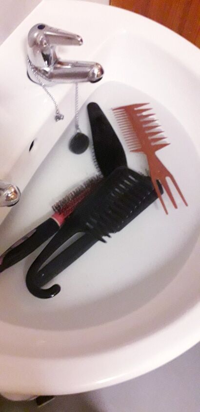 the easy way to clean your hairbrushes