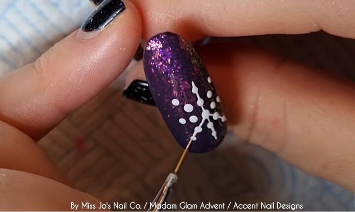 how to create a festive snowflake nail design in 8 easy steps, Joining the dots