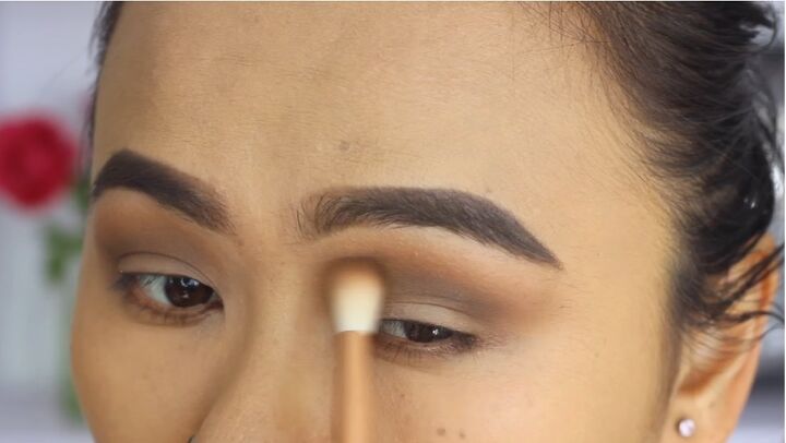 easy brown smokey eye makeup tutorial, Applying eyeshadow