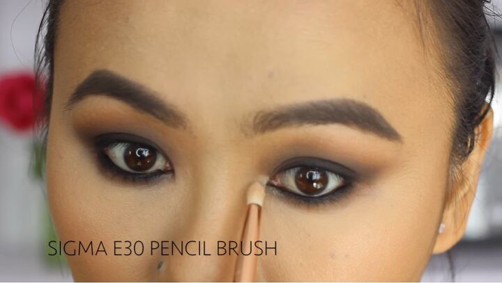 easy brown smokey eye makeup tutorial, Applying highlighter