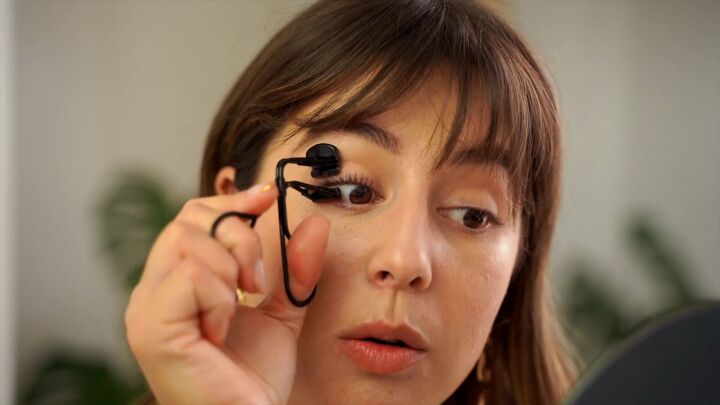 how to curl your eyelashes including with a spoon, Curved individual lash curler