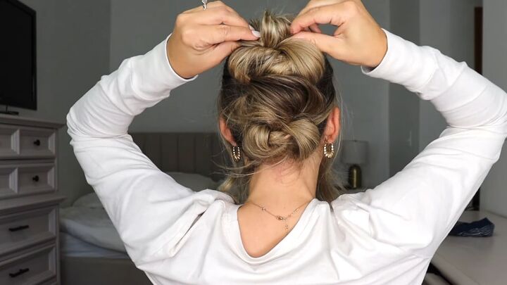 super easy 5 minute hairstyle, Polishing off the 5 minute hairstyle