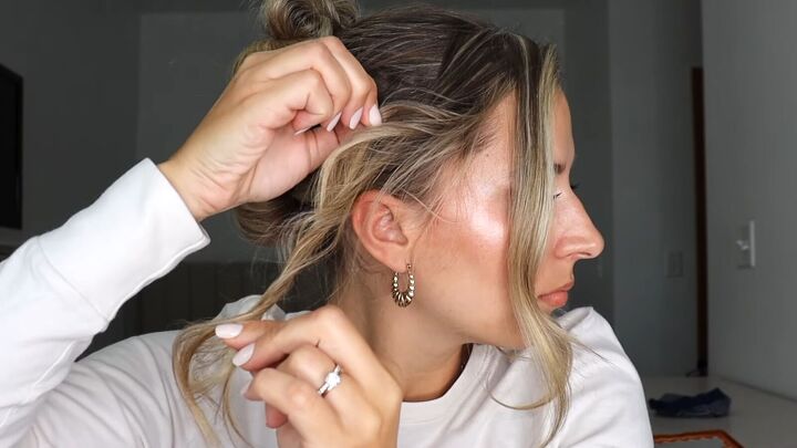 super easy 5 minute hairstyle, Pinching and pulling hair