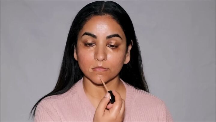 cold girl makeup quick and easy 5 minute routine, Applying concealer