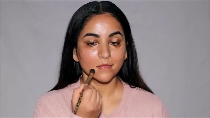 cold girl makeup quick and easy 5 minute routine, Blending concealer