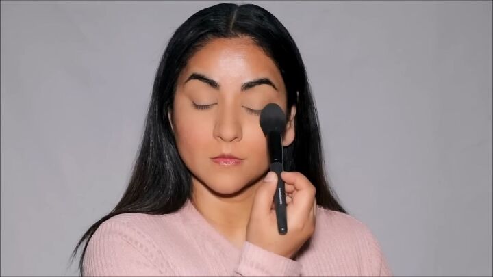 cold girl makeup quick and easy 5 minute routine, Setting concealer