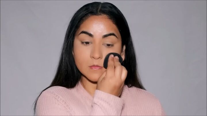 cold girl makeup quick and easy 5 minute routine, Setting concealer