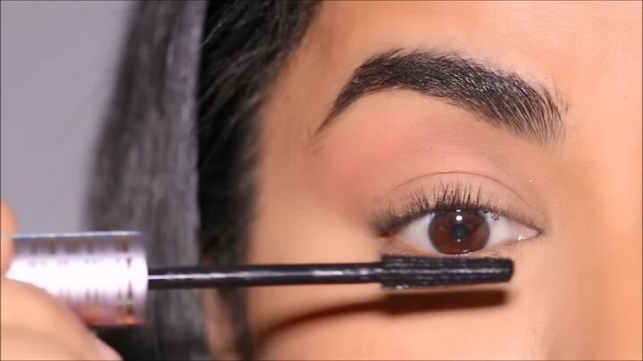 cold girl makeup quick and easy 5 minute routine, Applying mascara