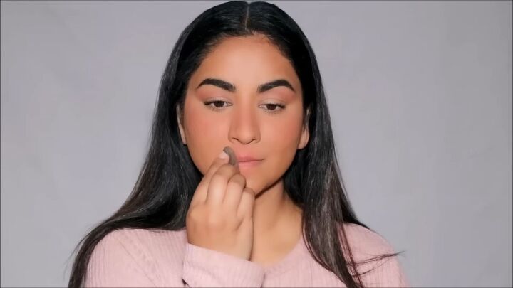 cold girl makeup quick and easy 5 minute routine, Adding pressed powder