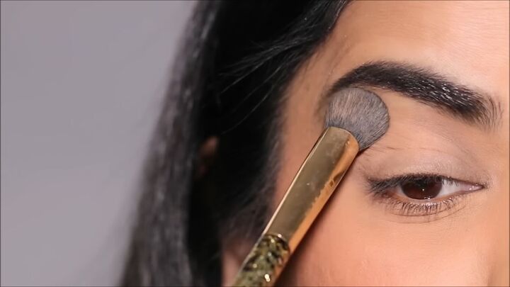 how to apply gold shimmer eyeshadow on mature skin, Priming and setting eyelids