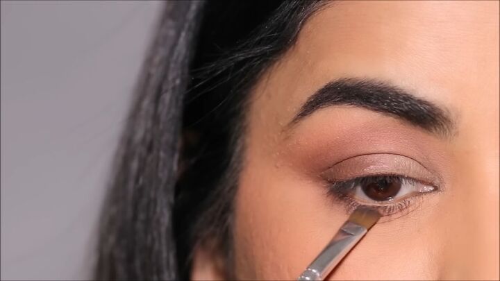 how to apply gold shimmer eyeshadow on mature skin, Applying salmon color