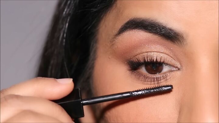 how to apply gold shimmer eyeshadow on mature skin, Applying mascara