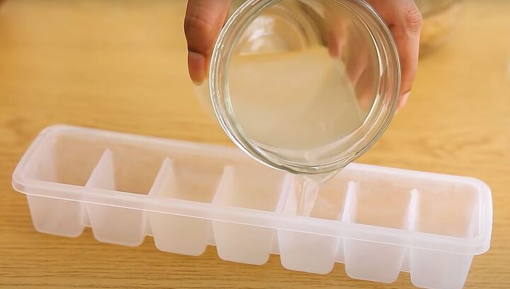 4 easy rice water recipes for shiny hair, Pouring rice water into ice cube tray